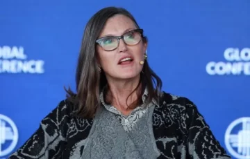 Cathie Wood’dan Binance Açıklaması: Ekim Çöküşü ile İlgili Netleşme